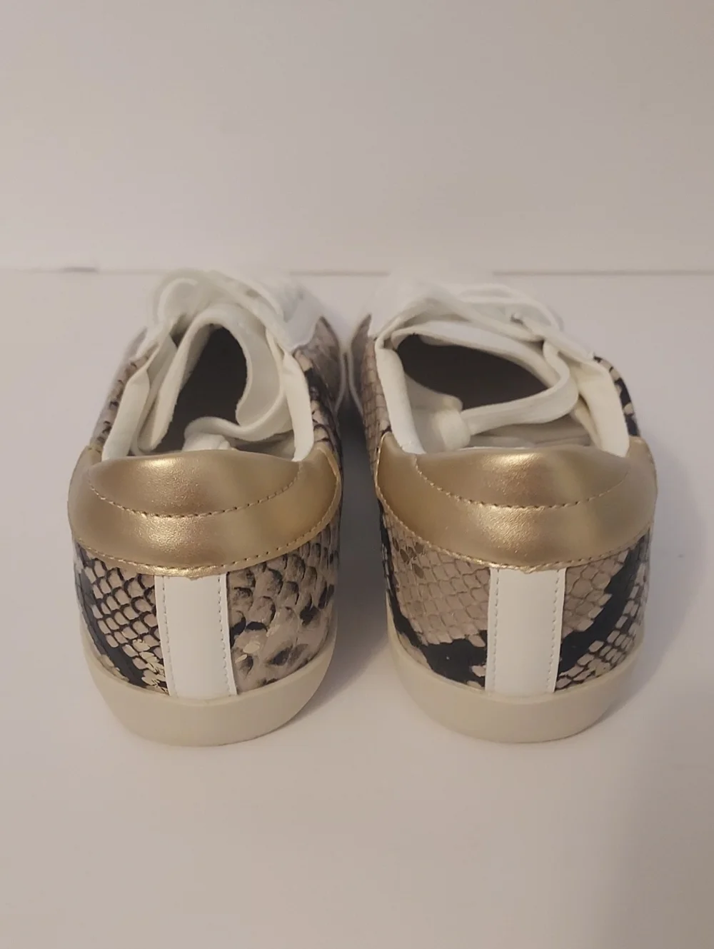 JustFab Snakeskin Sneaker White Black Stars Size 7
